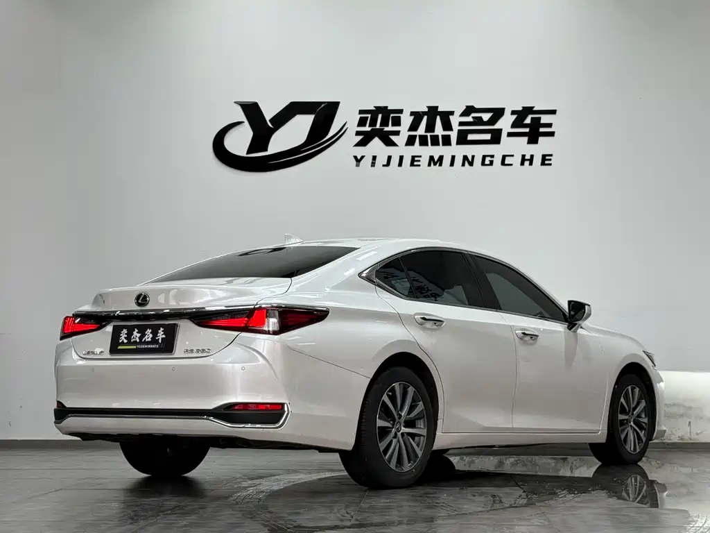 Lexus ES 260 Outstanding