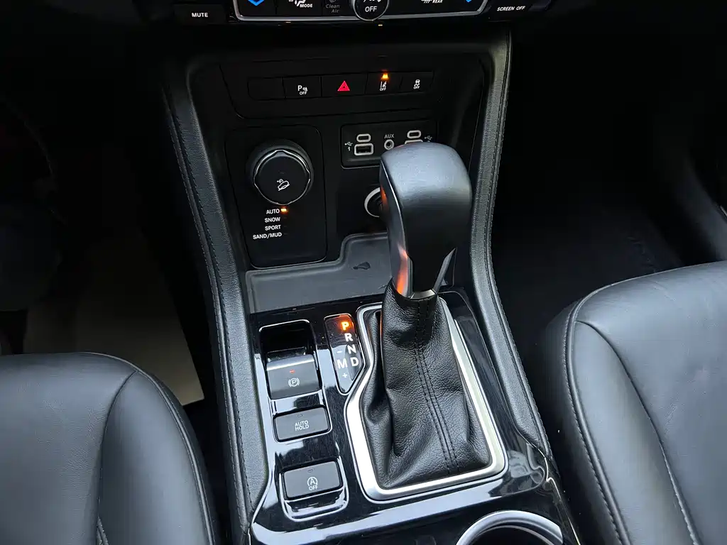 Grand Commander 2.0 T 4 WD Premium Enjoyment CN-V