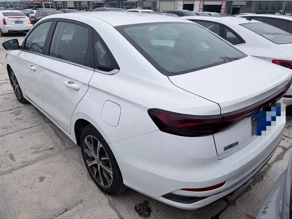 Emgrand 4 th Gen 1.5 L CVT Luxury