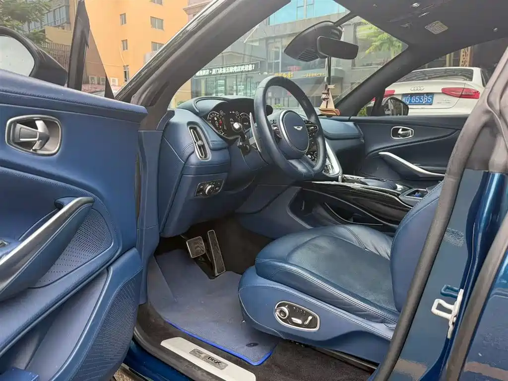 Aston Martin DBX 4.0 T V8 Silk Road Swan