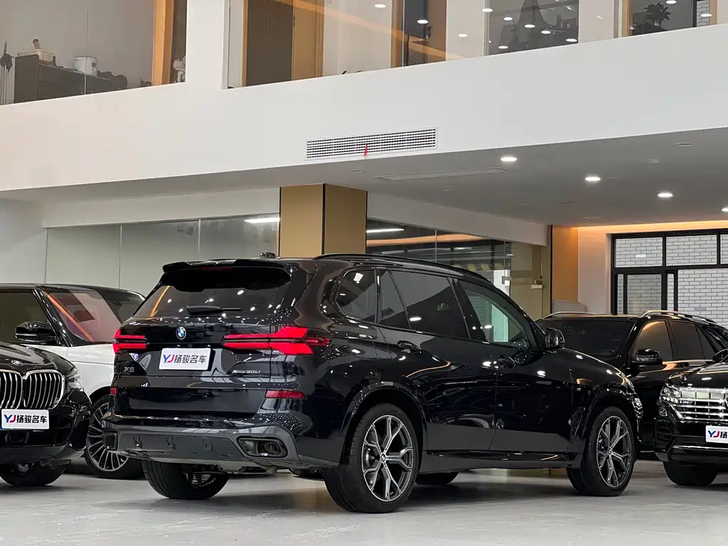 BMW X5 xDrive 30 Li Premium M Sport Night Package