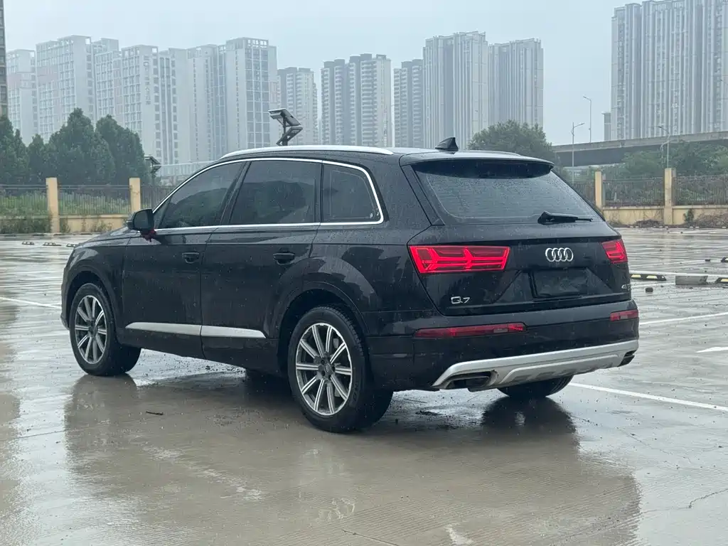Audi Q7 45 TFSI Tech