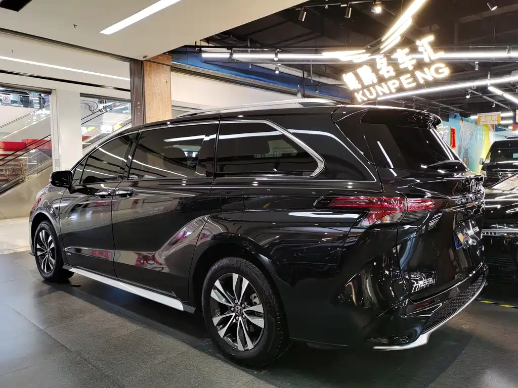 Granvia 2.5 L Hybrid Distinguished PLUS 4 WD