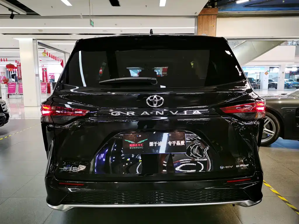 Granvia 2.5 L Hybrid Distinguished PLUS 4 WD