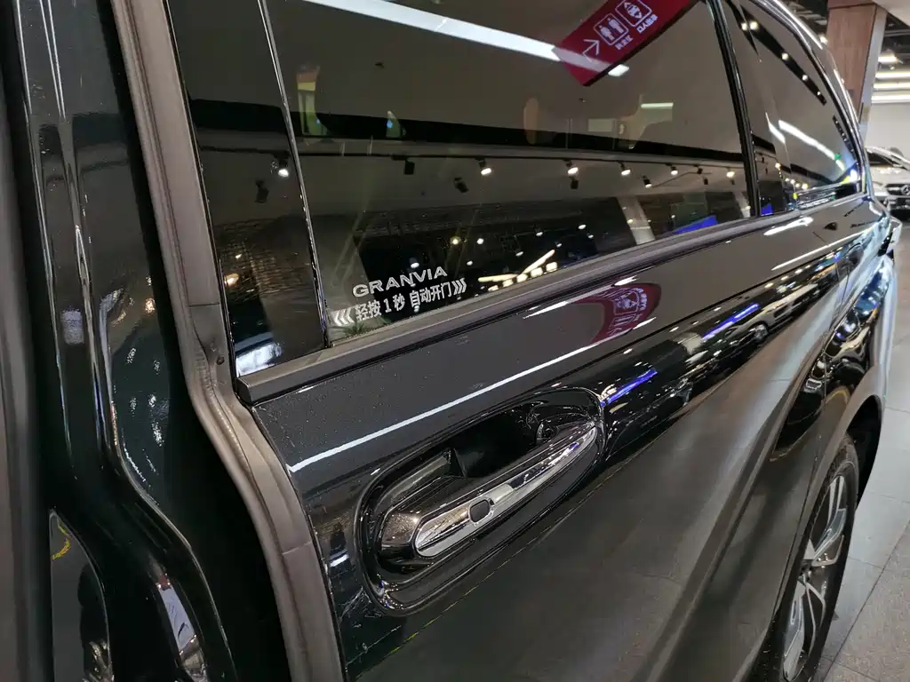 Granvia 2.5 L Hybrid Distinguished PLUS 4 WD