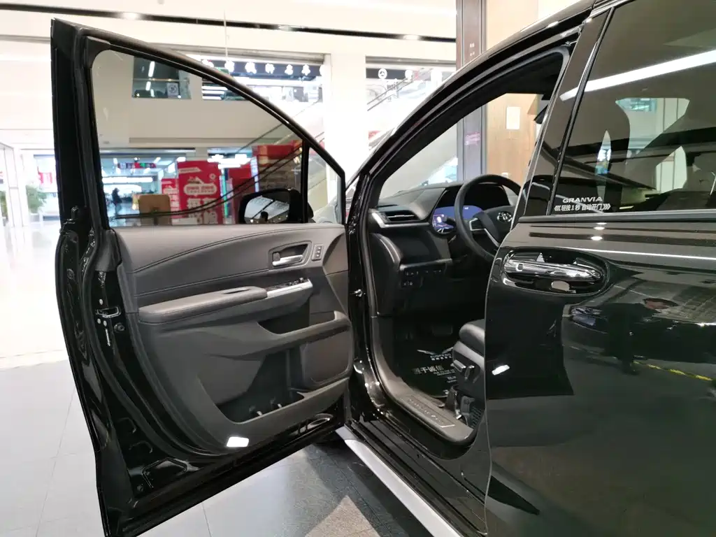 Granvia 2.5 L Hybrid Distinguished PLUS 4 WD