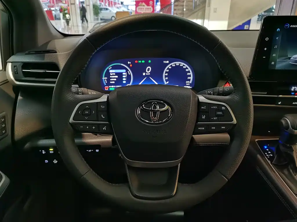 Granvia 2.5 L Hybrid Distinguished PLUS 4 WD