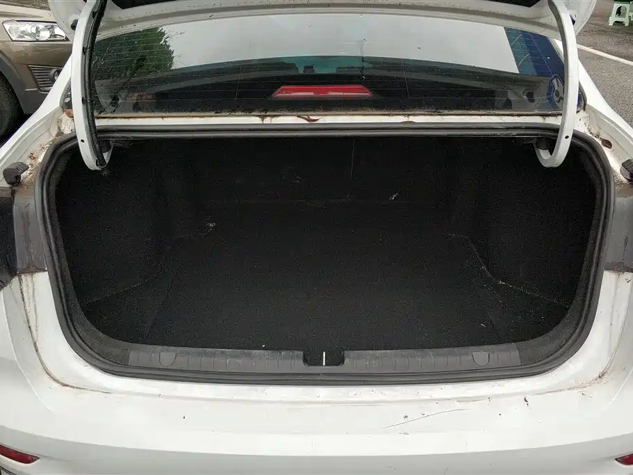 Emgrand 4 th Gen 1.5 L CVT Flagship