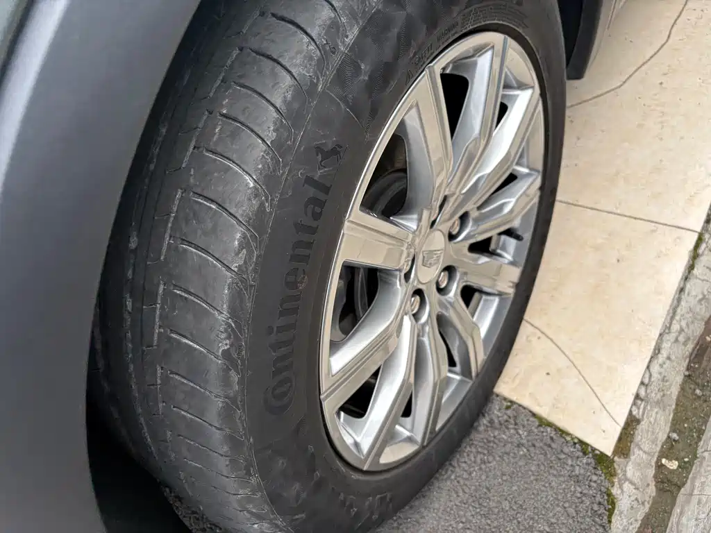 Cadillac XT4 28 T 4 WD Leading