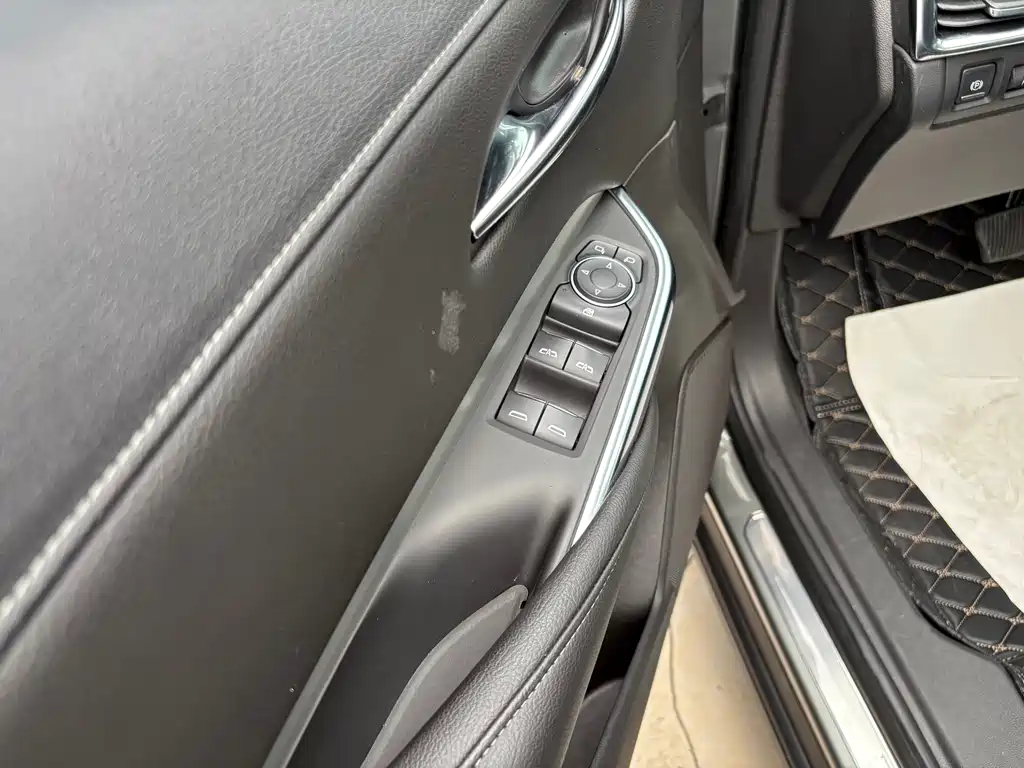 Cadillac XT4 28 T 4 WD Leading