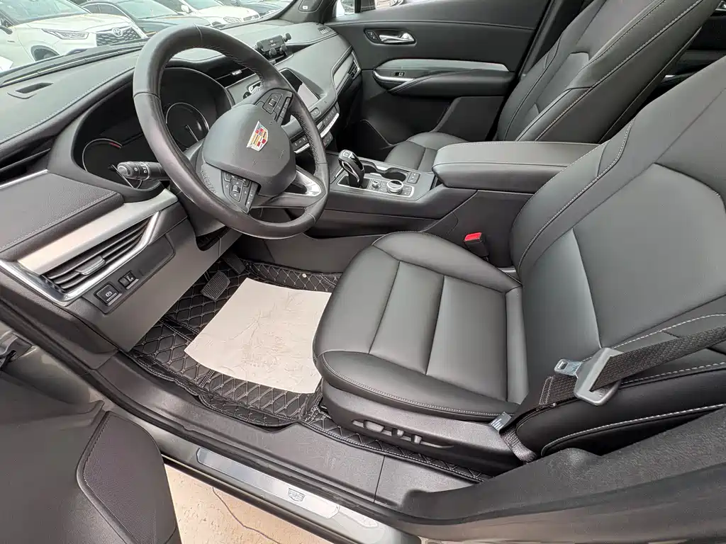 Cadillac XT4 28 T 4 WD Leading