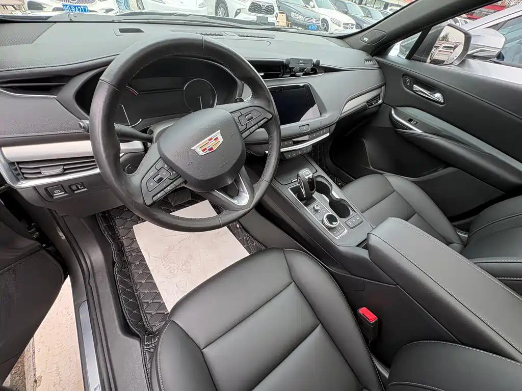 Cadillac XT4 28 T 4 WD Leading