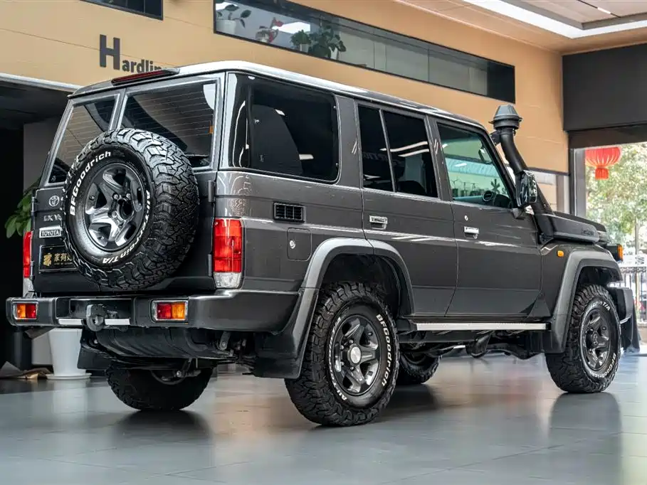 Land Cruiser (Import) 兰德酷路泽(进口) LC76 2024款 4.5 T 柴油版
