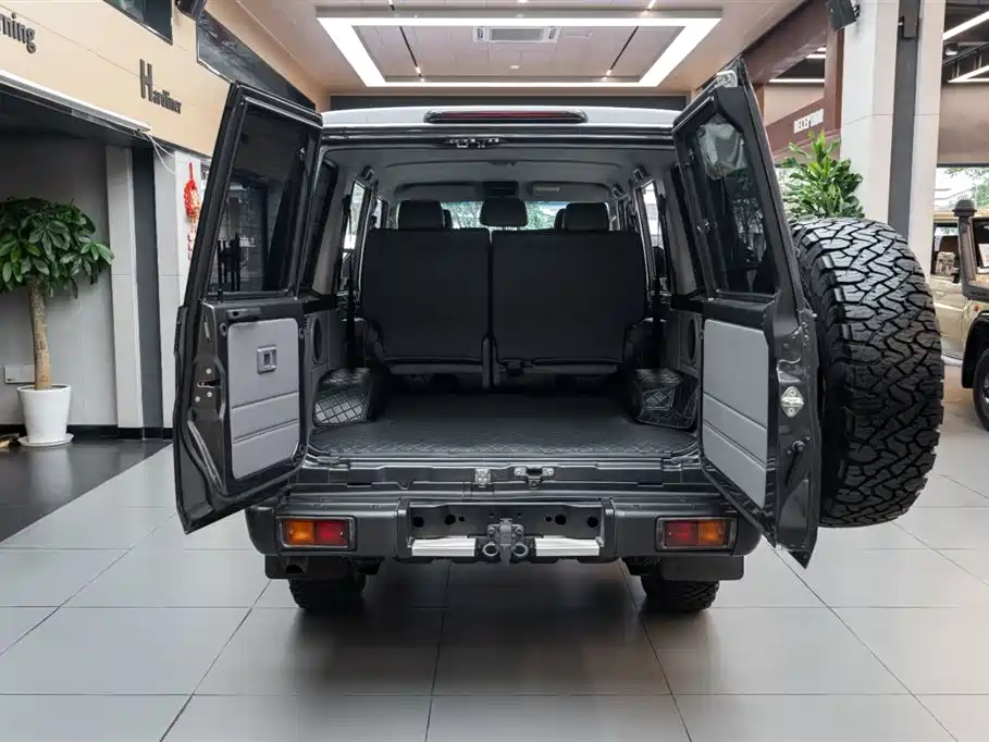 Land Cruiser (Import) 兰德酷路泽(进口) LC76 2024款 4.5 T 柴油版