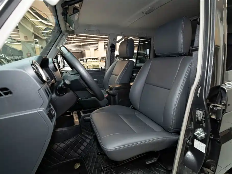 Land Cruiser (Import) 兰德酷路泽(进口) LC76 2024款 4.5 T 柴油版