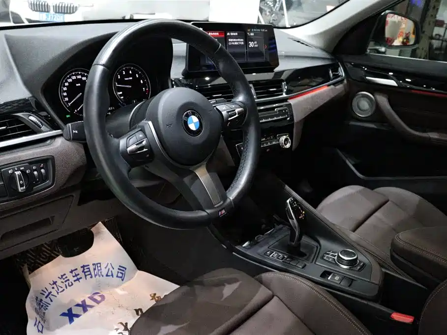 BMW X1 sDrive25 Li Leading