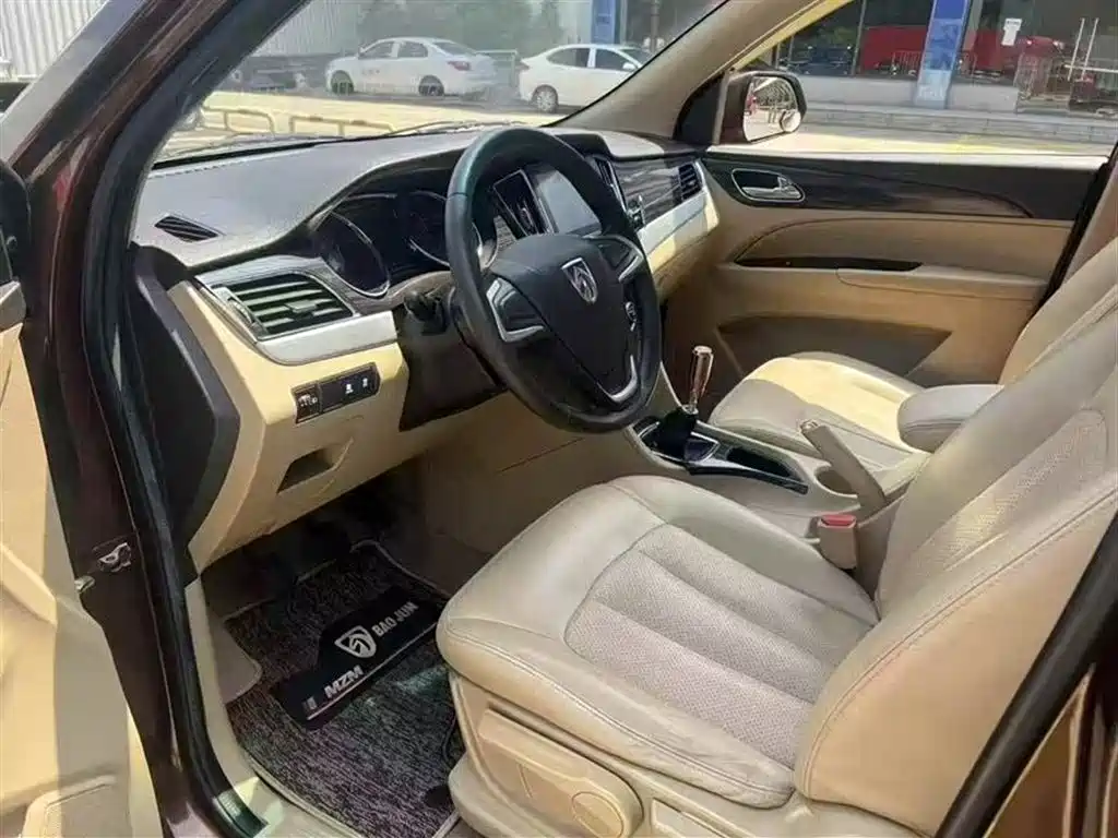 Baojun 730 1.5 L Manual Comfort 7-seat CN-V