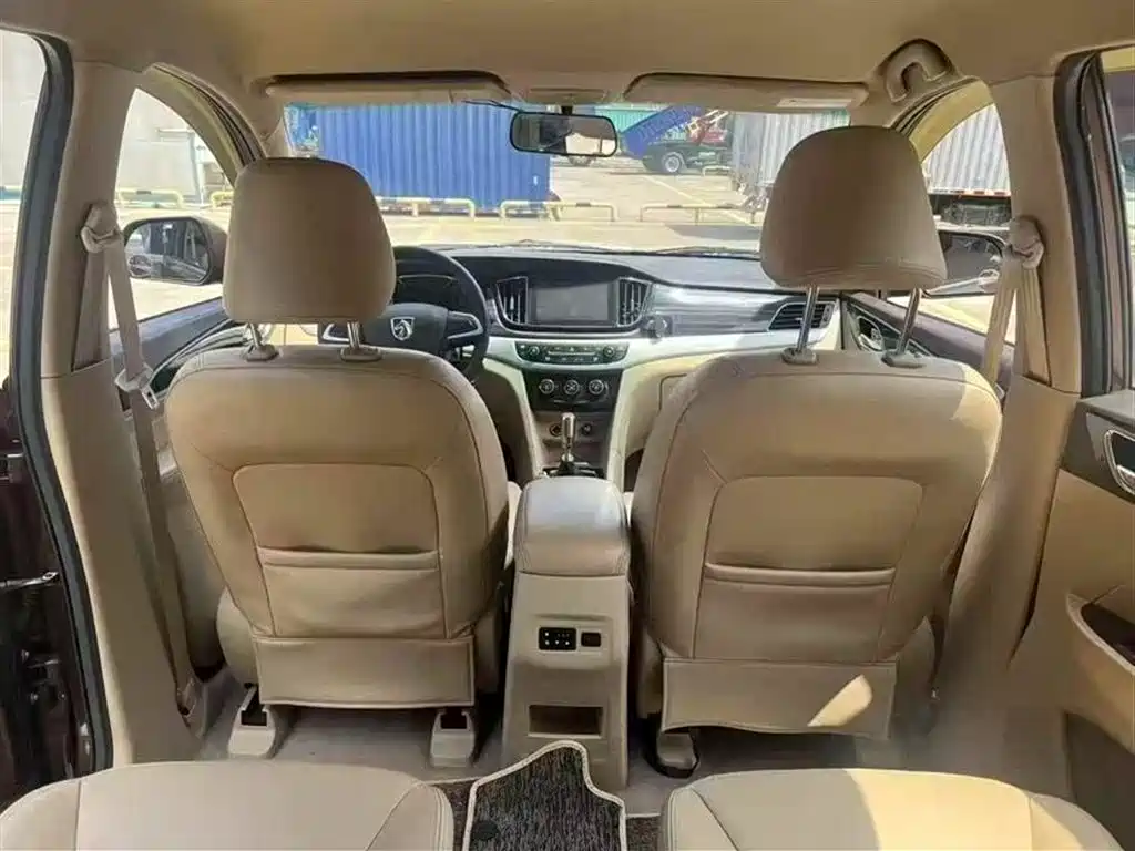 Baojun 730 1.5 L Manual Comfort 7-seat CN-V