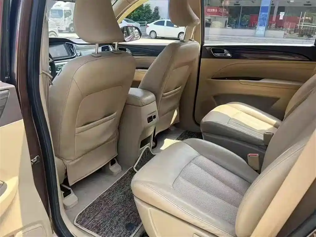 Baojun 730 1.5 L Manual Comfort 7-seat CN-V