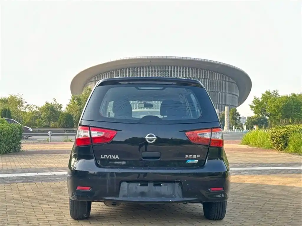 Livina 1.6 XE CVT Comfort