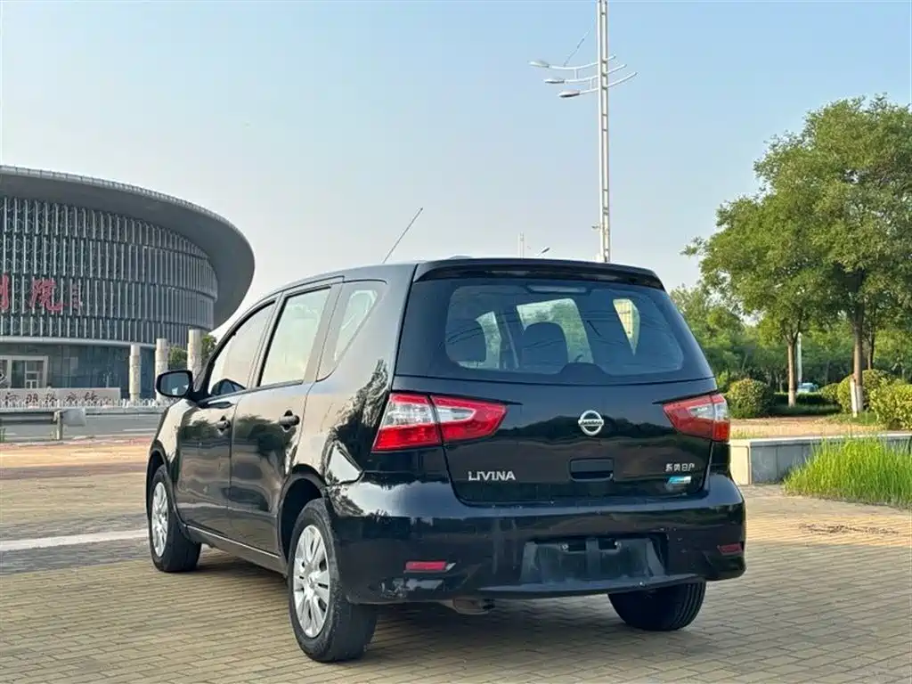 Livina 1.6 XE CVT Comfort