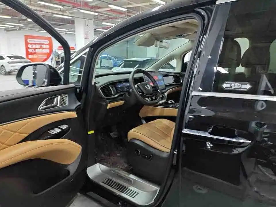 Denza D9 DM-i 980 4 WD Honored