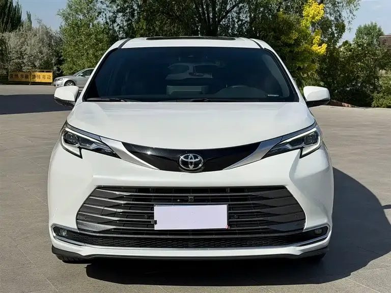 Toyota Sienna 2.5 L Hybrid Distinguished