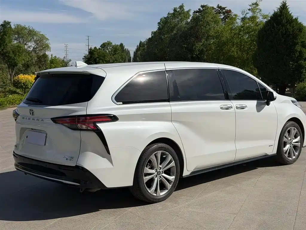 Sienna 2.5 L Hybrid Distinguished