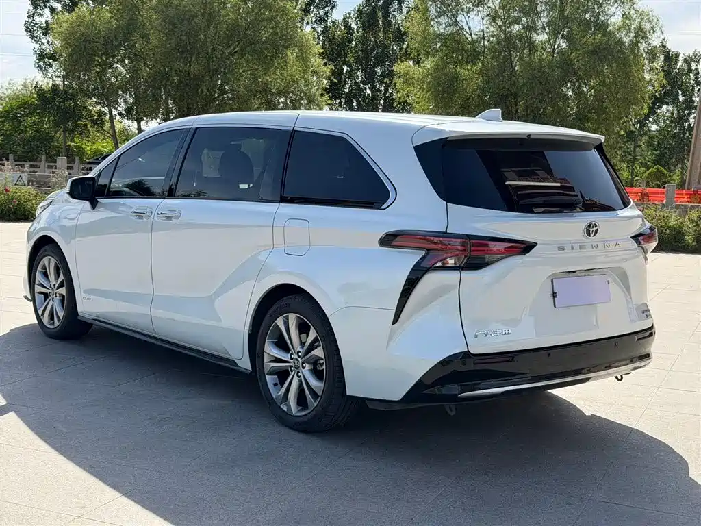 Sienna 2.5 L Hybrid Distinguished