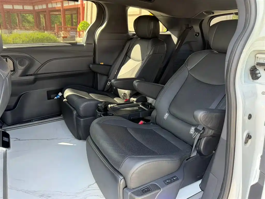 Sienna 2.5 L Hybrid Distinguished