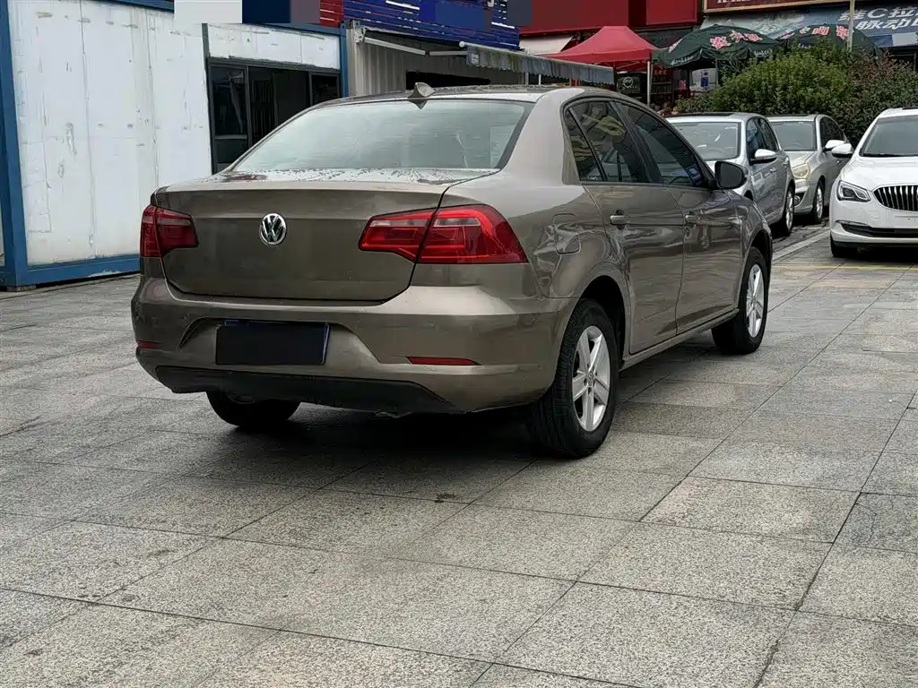 Bora 1.6 L Manual Fashion