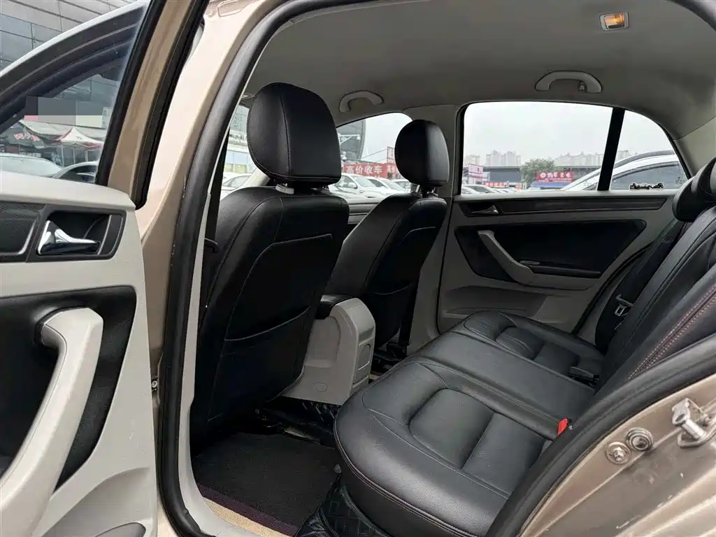 Bora 1.6 L Manual Fashion