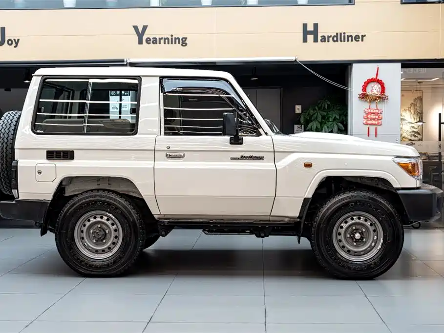 Land Cruiser (Import) 兰德酷路泽(进口) LC71 2022款 4.0 L 手动