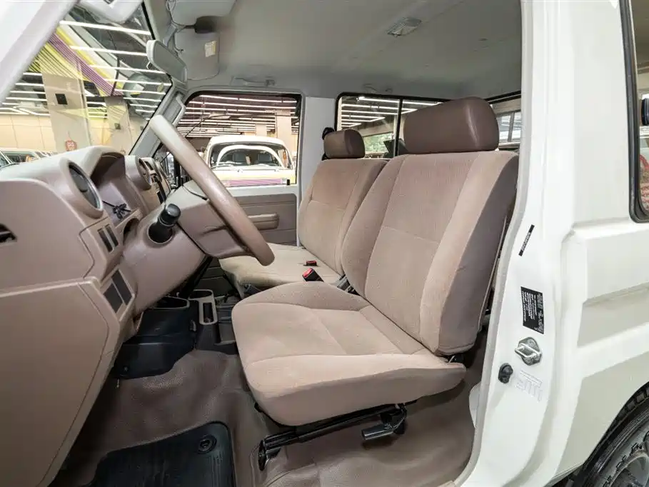 Land Cruiser (Import) 兰德酷路泽(进口) LC71 2022款 4.0 L 手动
