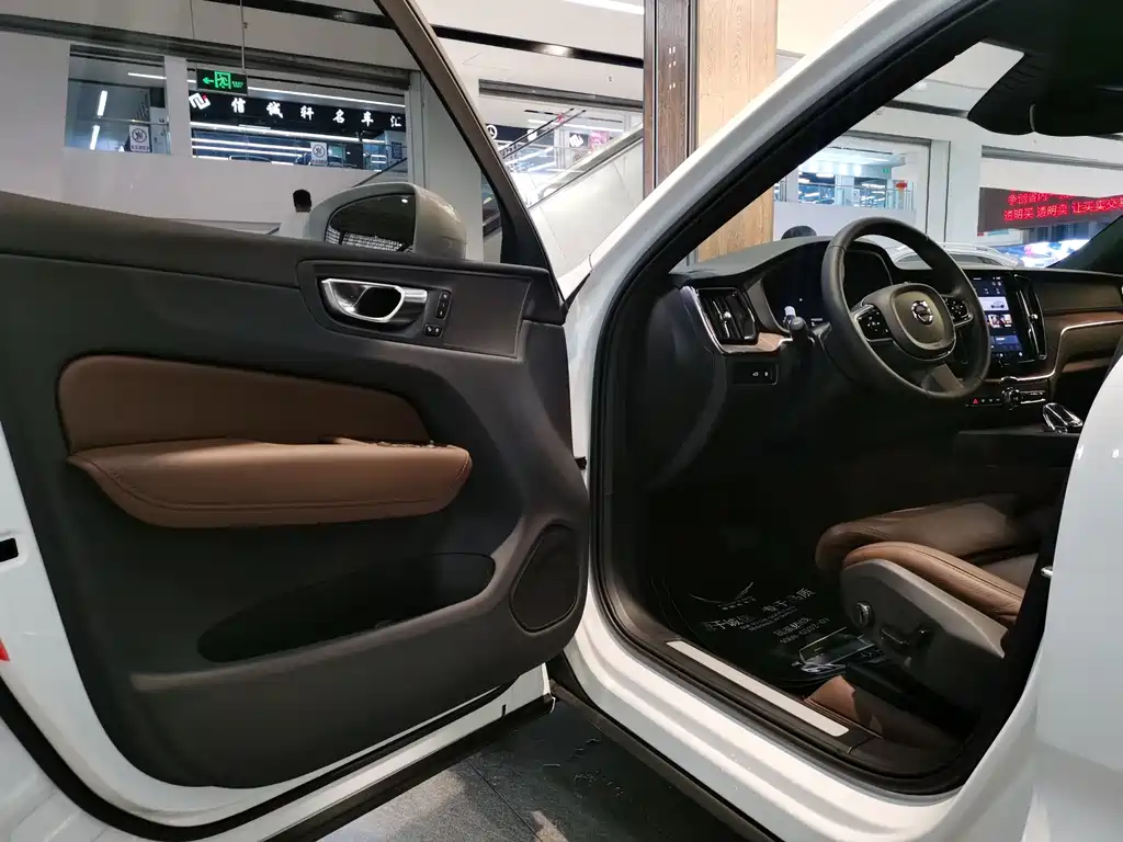 Volvo XC60 PHEV PHEV Hybrid Long Range 4 WD Smart Vision Luxury