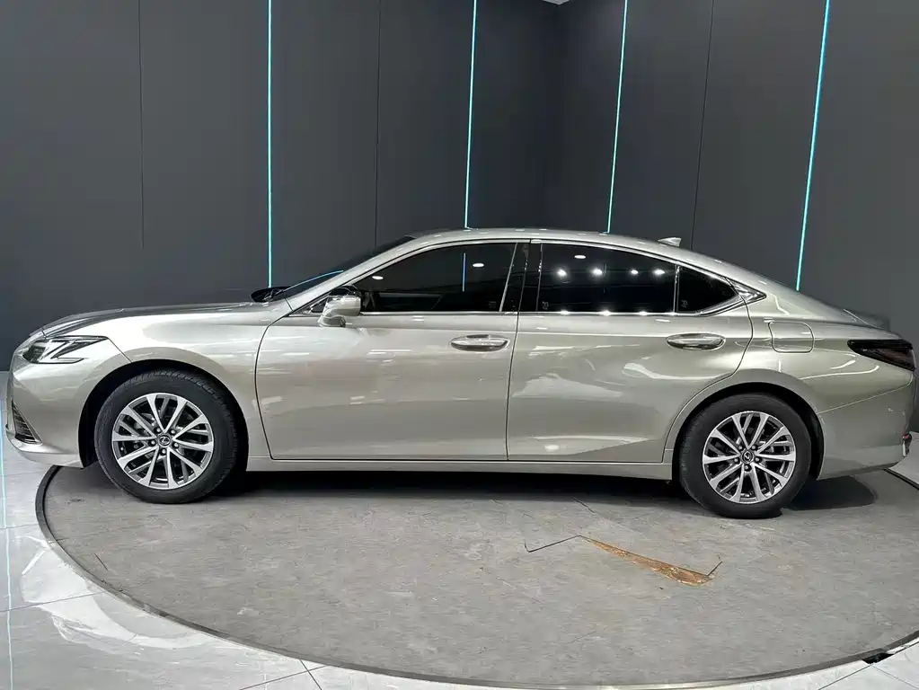 Lexus ES 200 Premium Enjoyment