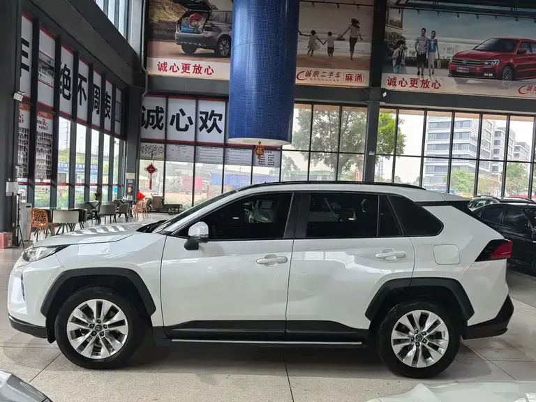 Toyota Wildlander 2.0 L CVT 2 WD Leading