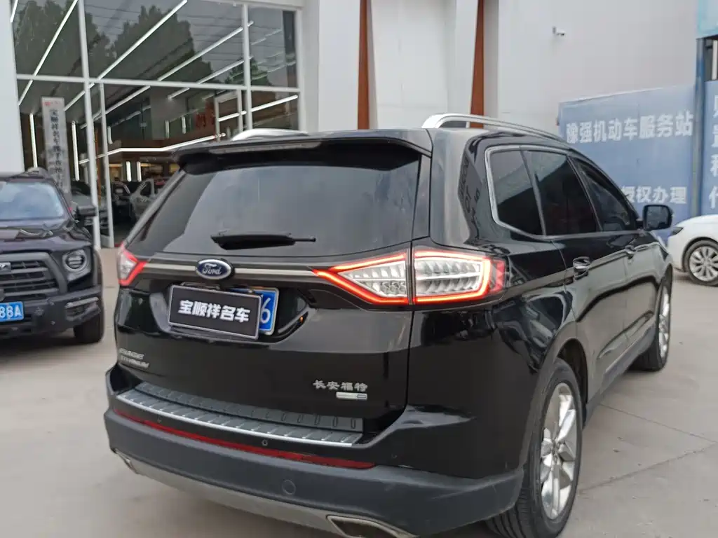Edge EcoBoost 245 4 WD Supreme Sharp 7-seat