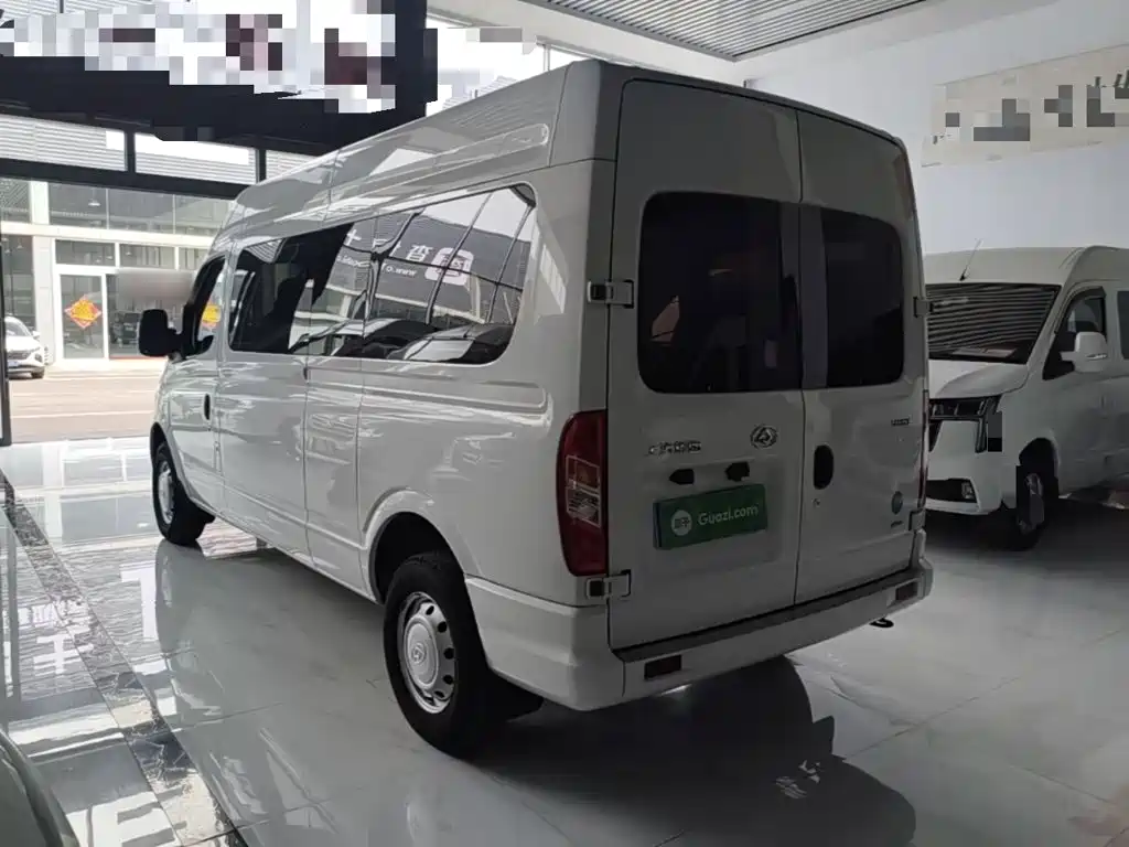 Xintu V80 新途V80 2023款 2.0 T AMT经典傲运通长轴中顶6/7/8/9座