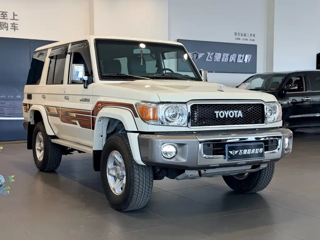 Land Cruiser (Import) 兰德酷路泽(进口) LC76 2023款 4.0 L 四驱 5座 手动