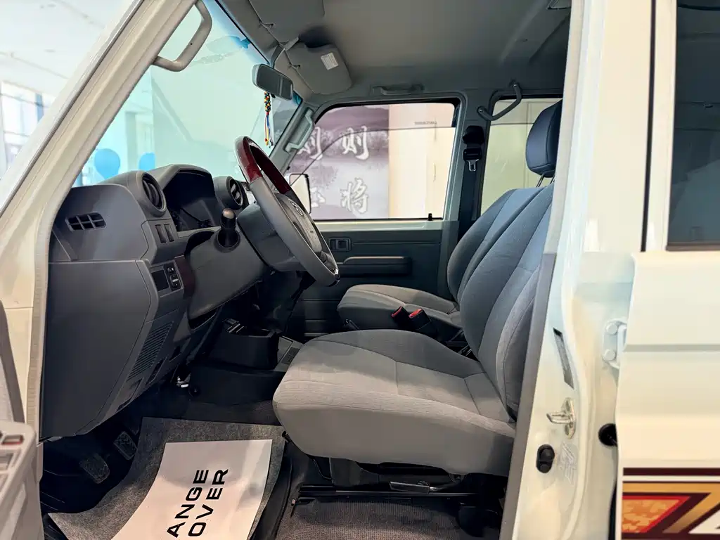 Land Cruiser (Import) 兰德酷路泽(进口) LC76 2023款 4.0 L 四驱 5座 手动