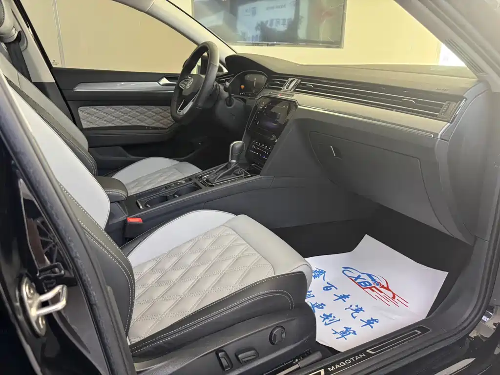 Magotan 200 10 K Commemorative 330 TSI DSG Leading