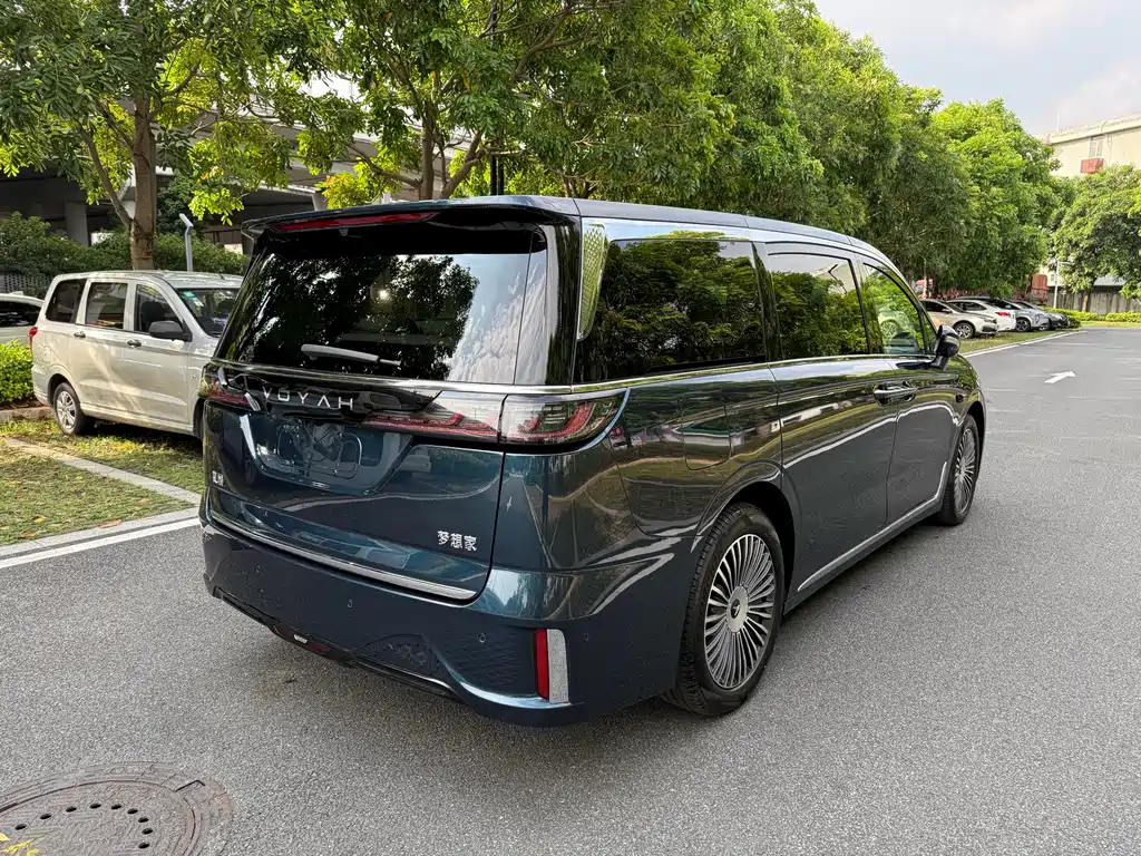 Voyah Dreamer PHEV 4 WD Flagship Qiankun