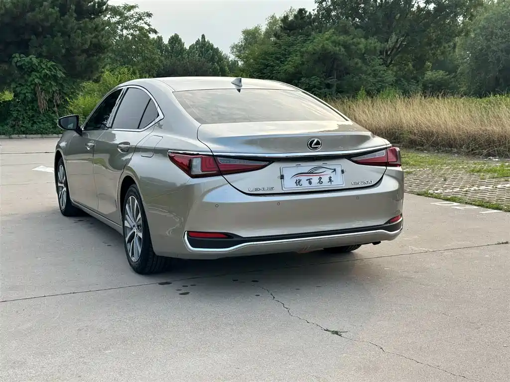 Lexus ES 200 Luxury