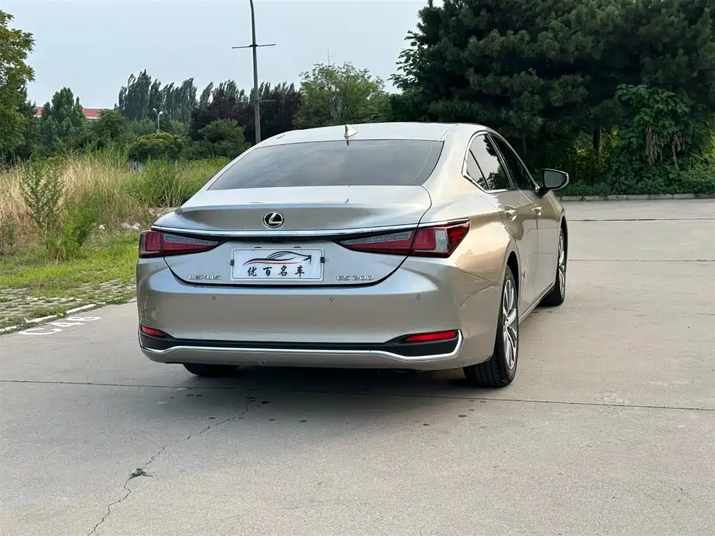 Lexus ES 200 Luxury