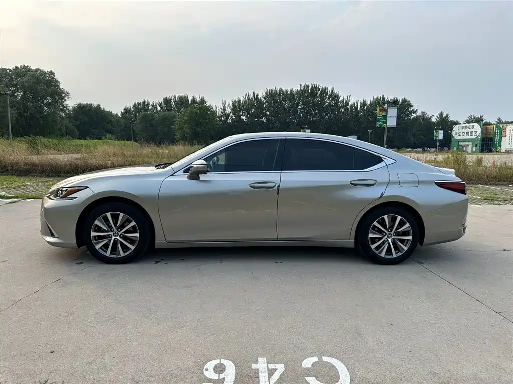 Lexus ES 200 Luxury