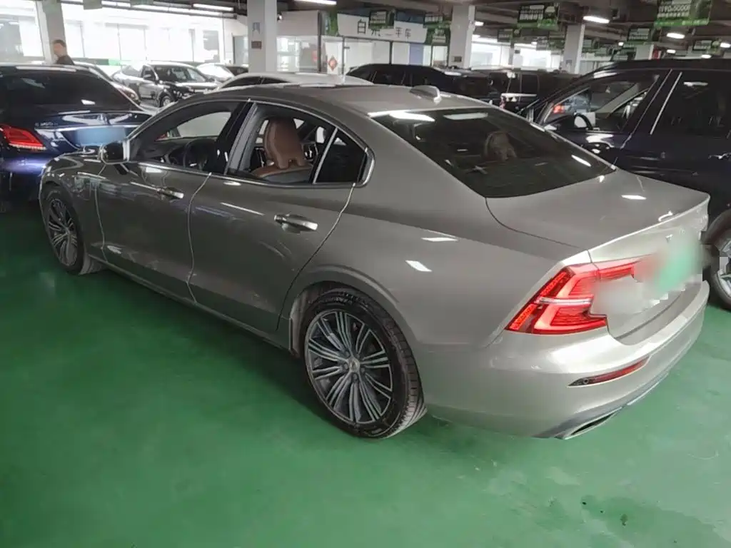 Volvo S60 PHEV 沃尔沃S60插电式混动 2021款 T8 E驱混动 四驱智逸豪华版