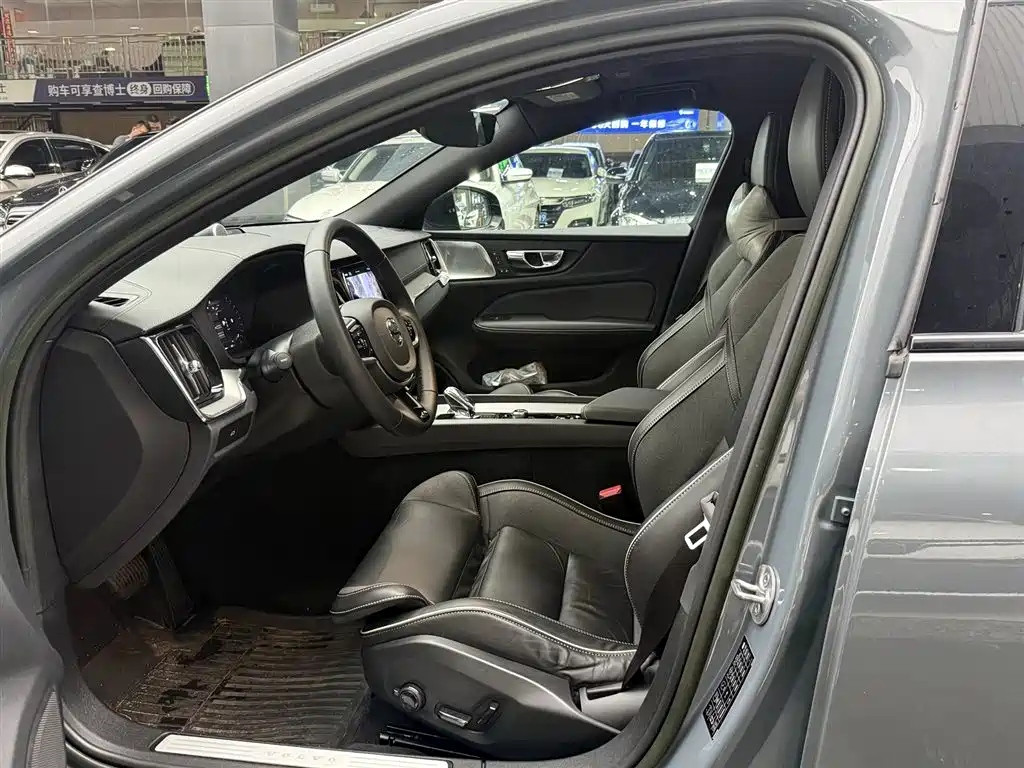 Volvo V60 沃尔沃V60 2023款 B5 智雅运动版