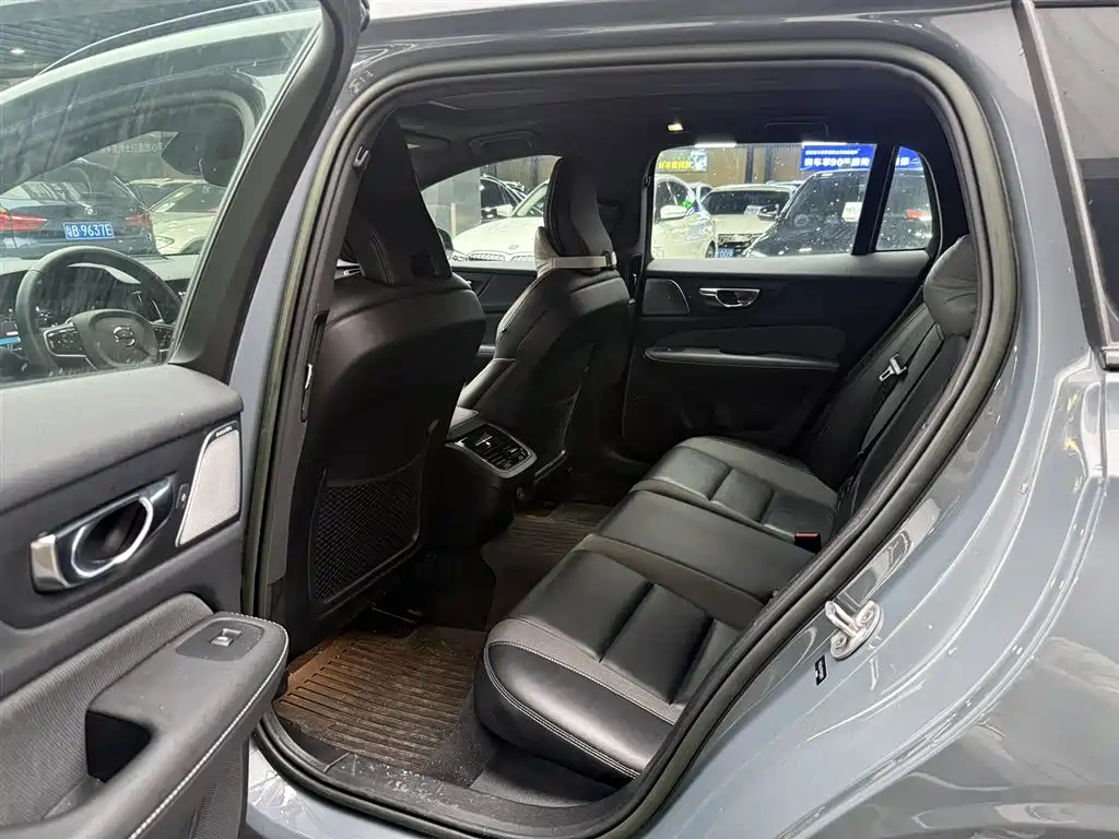 Volvo V60 沃尔沃V60 2023款 B5 智雅运动版