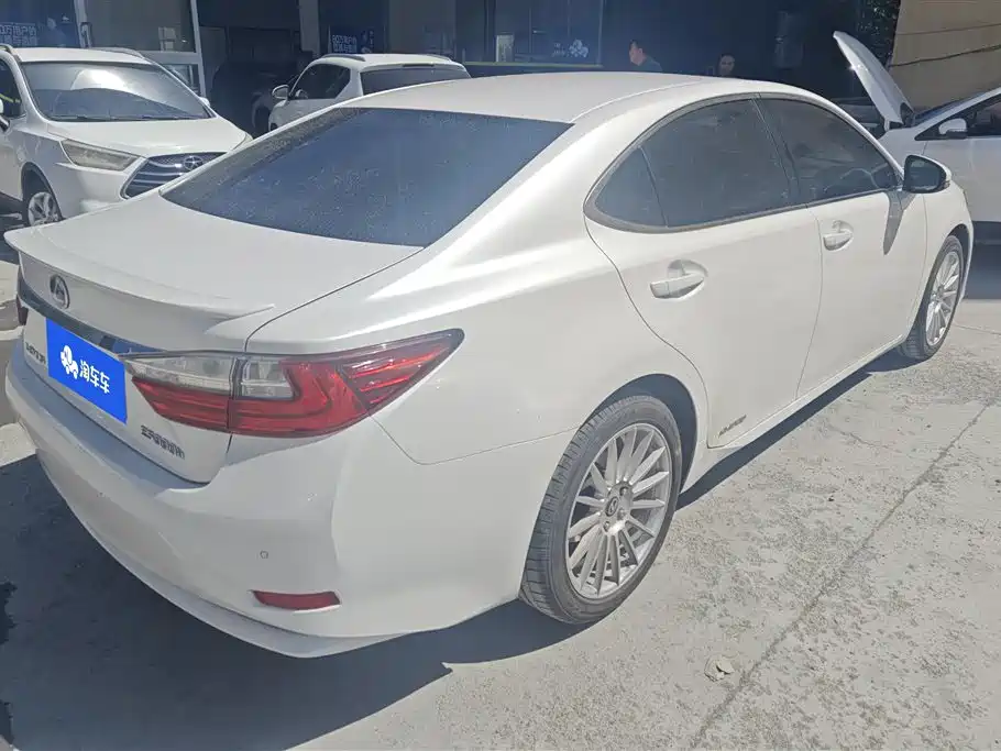 Lexus ES 300 h Luxury